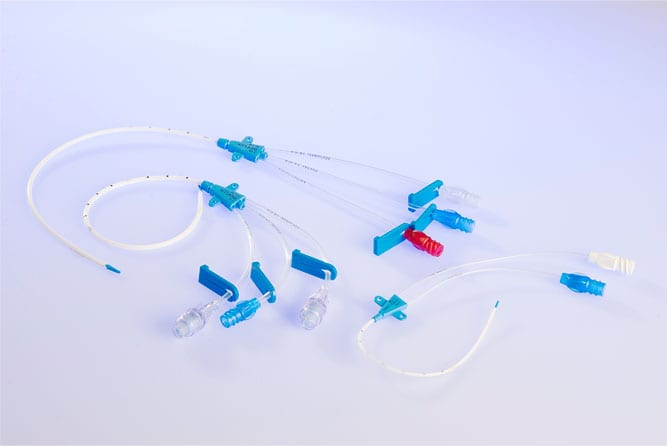 Catéteres venoso central, calibre 5 Fr y 13 0 cm de longitud, de poliuretano o silicón, radiopaco, estéril y desechable, con dos lúmenes internos calibres 18 G y 20 G, con punta flexible, con aguja calibre 20 G, con catéter ARROW