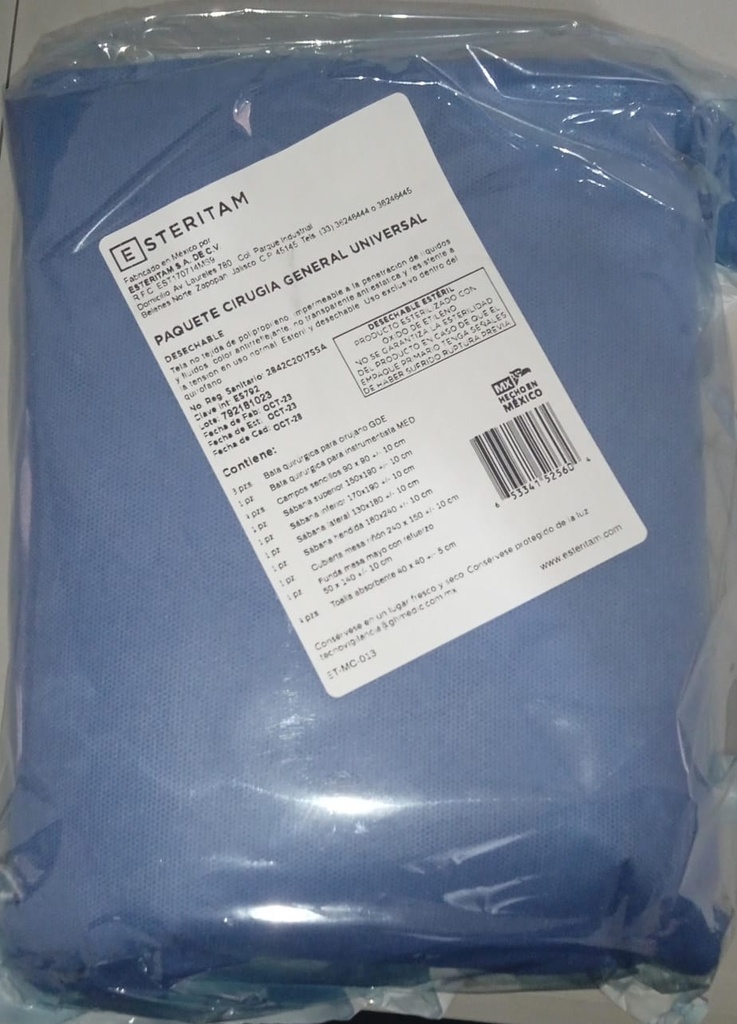Ropa quirúrgica Paquete para cirugía general universal. Tela no tejida de polipropileno impermeable a la penetración de líquidos y fluidos color antirreflejante no transparente antiestática y resistente a la tensión en uso normal. Estéril y desechable. Contiene: tres batas quirúrgicas. Para cirujano puños ajustables refuerzo en mangas y pecho tamaño grande. Una bata quirúrgica para instrumentista puños ajustables tamaño mediano. Cuatro campos sencillos ESTERITAM