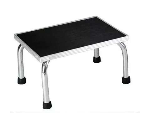 Banqueta de Peldaño De Tubo Redondo Cubiertas de Hule Sintético En Color Negro Adherido Con Pegamento Especial.