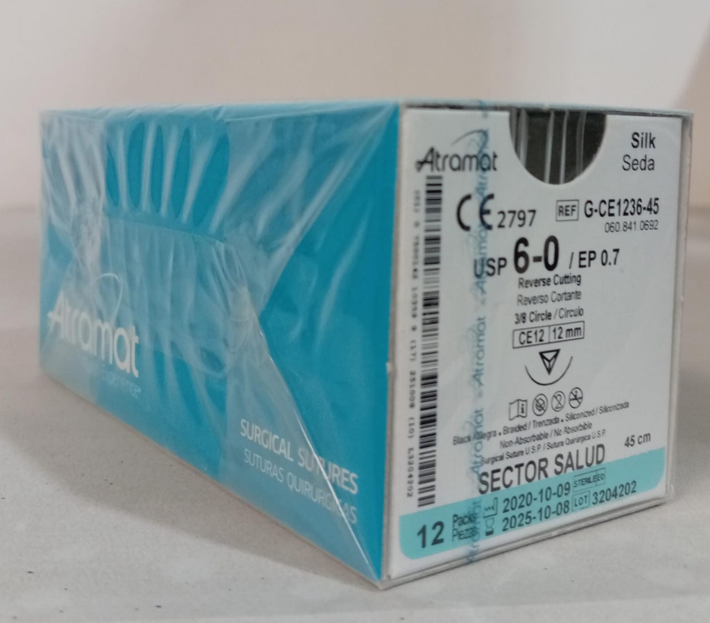 Atramat Suturas Seda negra trenzada con aguja. Longitud de la hebra: 45 cm Calibre de la sutura: 6-0 Características de la aguja: 3/8 de círculo reverso cortante (11-13 mm). Envase con 12 piezas. G-CE1236-45