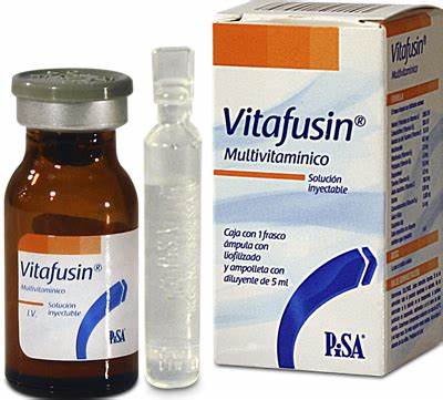 [7501125155758] Vitafusin Multivitaminas Solución Inyectable Adulto Cada frasco ámpula con liofilizado contiene: Retinol vitamina A 3300.0 U. Colecalciferol vitamina D3 200.0 U. Acetato de Tocoferol vitamina E 10.0 U. Nicotinamida 40.0 mg. Riboflavina 3.6 mg. Clorhidrato de piridoxina equivalente a 4.0 mg de piridoxima. Dexpantenol equivalente a 15.0 mg de ácido pantoténico. Clorhidrato de tiamina equivalente a 3.0 mg de tiamina. Ácido ascórbico 100.0 mg. Biotina 0.060 mg. Cianocobalamina 0.005 mg. Ácido fólico 0.400 mg. Envase con un frasco ámpula y diluyente de 5 ml PISA