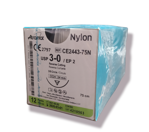[7500142104787] Nylon Suturas Sintéticas no absorbibles monofilamento de nylon con aguja. Longitud de la hebra: 45 cm Calibre de la sutura: 3-0 Características de la aguja: 3/8 de círculo cortante (19-26 mm) Envase con 12 piezas. ATRAMAT